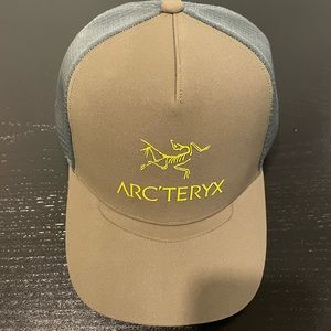 Arc’teryx Logo Trucker Cap - Tatsu (green)